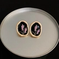Orecchini ovali vintage in smalto dorato con motivi floreali viola delicati - 15# Fiore nero ovale (Perno d'orecchino in argento)