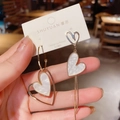 Elegantes pendientes de corazón asimétricos con borlas y agujas S925 con acabado oro - Blanco