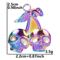Macro-opname van een regenboog roestvrijstalen schedelhanger met maat en gewicht - Schedel Kers Vorm (S1055) / Regenboog Kleur - Alleen Hanger