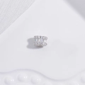 Makroaufnahme einer silbernen Zwischenperle mit Zirkonia-Besatz für DIY-Schmuck - Platin 6mm T-Viereck Diamant Zahnrad Zwischenperle
