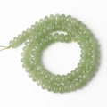 Detalle de cuentas de ábaco de jadeíta verde claro para joyería y collares artesanales - Jade Teñido Verde Claro Ábaco