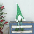 Dettaglio dello gnomo di Natale in maglia verde con motivo a cuore e gambe a righe - Verde