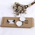 Caja estilo madera con 10 velas de té blancas en vasos de aluminio sobre tela blanca - Velas de Té - 10 Unidades