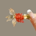 Pince à cheveux fleur rouge élégante avec feuilles en feuille d'or et perles blanches - Style de Bouquet de Fleurs Rouges / Carpe Koï Rouge