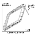 Detalle de pendientes geométricos de rombo plateados, medidas 2,4cm por 1,3cm - Rombo Textura Bambú-Plata