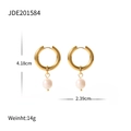Vue détaillée de boucles d'oreilles créoles dorées avec perles et dimensions indiquées - Pendentif en Perle d'Eau Douce Cercle Doré (JDE201584)