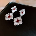 Silberne Blumenohrringe mit rechteckigen roten Steinen und klarem Zirkonia-Besatz - Silber-Rot (Ohrringe)