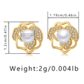 Blumen-Perlenohrringe mit 18K Gold-Finish und weißen Zirkonia, Größe 1,2cm x 1,19cm - Goldene Perlenstecker mit Zirkonia-Blumenrand (KE1300-1)