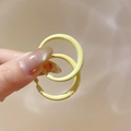 Pendientes de aro en forma de C color amarillo crema con un acabado mate suave - Pequeño (3cm) / Amarillo crema