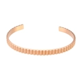 Minimalistischer offener Armreif in Roségold mit vertikalem Falten-Textur-Design - Roségold