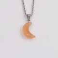Detalle de la cadena de cuerda plateada con colgante de media luna en piedra naranja - Amarillo