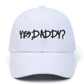 Detailansicht der YES DADDY Stickerei auf einer weißen Baseballkappe aus Baumwolle - Verstellbar / Weiß