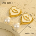 Vue détaillée des boucles d'oreilles perles en forme de cœur avec lèvres dorées et tailles - Lèvres avec Cœur Blanc Pop Art (NMSE-E619-2) / Or