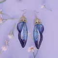 Detail von blau-violetten Zikadenflügel-Ohrringen mit Goldfolie Einlagen - Goldfolie Zikadenflügel Stil / Blau