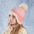 Roze en witte wintermuts voor meisjes met warme fleecevoering en een pompon van bont - Roze