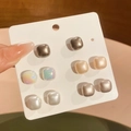 Detalle de cinco pares de pendientes de botón cuadrados en tonos champán, gris y perla - Juego 5 Pares Cuadrado (Blanco/Irisado/Gris)