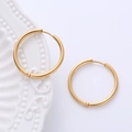 Créoles dorées minimalistes de 2,5 mm au fini poli brillant sur fond blanc épuré - Or-Style A Grand Diamètre Intérieur 25mm
