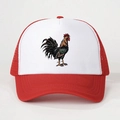 Detailansicht der rot-weißen Mesh-Trucker-Kappe mit einem bunten Hahn-Aufdruck - Einheitsgröße / Rot
