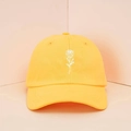 Détail d'une casquette en coton jaune avec broderie de rose blanche sur le devant - Jaune Vif