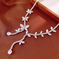 Dettaglio della collana a farfalla argento con gocce di zircone su raso marrone - 14# Collana - Argento - Farfalla