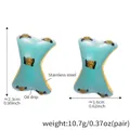 Dettaglio degli orecchini pesanti con ali di farfalla in smalto blu e misure dimensionali - Verde Menta Oro
