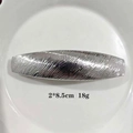 Minimalistische zilveren gebogen metalen haarclip met diagonale textuur in spoelvorm - Zilveren Gestreepte Haarclip