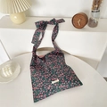Detalle del bolso tote de lona con flores con correa de lazo ajustable y etiqueta de marca - Floral Rosa Verde (Etiqueta Rosa)