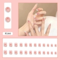 Detail van roze gradiënt plaknagels met H-logo, French tips en zilveren glitteraccenten - Frans Blush Stijl (R544)