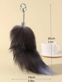 Vue détaillée du porte-clés queue de renard en fourrure grise 30cm avec fermoir métallique - Noir