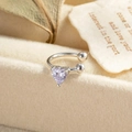 Squisito polsino per orecchio in argento con zircone a cuore viola su velluto beige - Blu Viola (Pezzo Singolo)