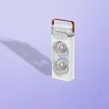 Ventilador nebulizador blanco de doble aspa con asa de cuero marrón y carga por USB - Ventilador de Nebulización de Escritorio / Blanco / Enchufable (Sin Batería)