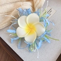 Gros plan d'une pince à cheveux frangipanier blanc et jaune avec des touches bleu clair. - Pince à Bec de Canard (50#) / Bleu clair