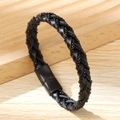 Dettaglio del bracciale in pelle microfibra nera intrecciata a mano con chiusura magnetica in acciaio - Nero + Nero