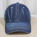 Detalle de gorra de béisbol de mezclilla azul oscuro con costuras amarillas y diseño de paneles - Estilo 21-Mezclilla Azul Profundo Lavado Pespunte
