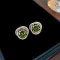 Vue macro de boucles d'oreilles vintage avec pierres vertes et sertissage en spirale - 23# Tige en argent - Or - Style vert