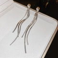 Dettaglio di orecchini a nappa d'argento con catene a serpente in una scatola bianca - Stile Nappa con Catena a Osso di Serpente e Perno Sferico / 21# Colore Argento con Perno in Argento