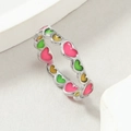Anillo de acero de titanio con corazones de esmalte de colores visto en ángulo de 45 grados - US 6 / Color Acero + Rojo Rosa