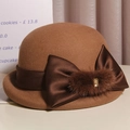 Detailansicht Cloche-Hut aus Wolle mit Seidenband, Schleife und Kunstfell mit Goldschnalle - M(56-58CM) Einstellbar / Dunkelcamel