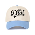 Dettaglio del ricamo Girl Dad su un cappellino a 5 pannelli bicolore beige e blu cielo - Crema/Celeste