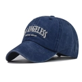Dettaglio del ricamo bianco ANGELESS VINTAGE MADE su cappellino in cotone blu navy - Blu Navy Lavato