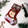 Detail van een kerstsok met een 3D-kerstman en een Merry Christmas-banner op de stof - Kerstman