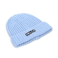 Gros plan d'un bonnet en maille bleu clair avec un écusson HELLO brodé et côtelé - Taille unique / Rose bonbon