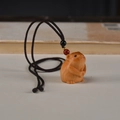 Geschnitzter Tierkreis-Ratte Anhänger aus Holz mit brauner Kordel und Perlen - Ratte Halskette