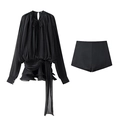 Dettaglio del top nero a pieghe a maniche lunghe e pantaloncini coordinati in completo - S / Nero