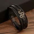 Dettaglio del bracciale multistrato in pelle nera con ciondolo a serpente e chiusura magnetica - Nero + Nero Opaco