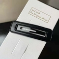 Fermaglio per capelli in pelle nera rettangolare con design scavato su carta bianca - Rettangolare / Nero