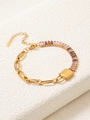 Dettaglio del bracciale dorato 18k con cristalli sfumati e ciondolo a lucchetto su pietra - Oro (ZHN2264)