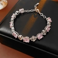 Dettaglio macro del bracciale vintage francese con pietre rosa e accenti di trifoglio in zircone - Stile Pietra Preziosa Ovale Argento Rosa
