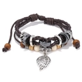 Bracciale multistrato in pelle intrecciata con ciondolo a foglia d'argento e perline in legno - Marrone