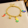 Gouden kralenarmband met kleurrijke emaille bedeltjes van chili, maïs en aubergine - Kleurrijke Groentestijl (B1636)